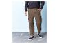Un homme portant des baskets bleu marine et un pantalon cargo marron.
