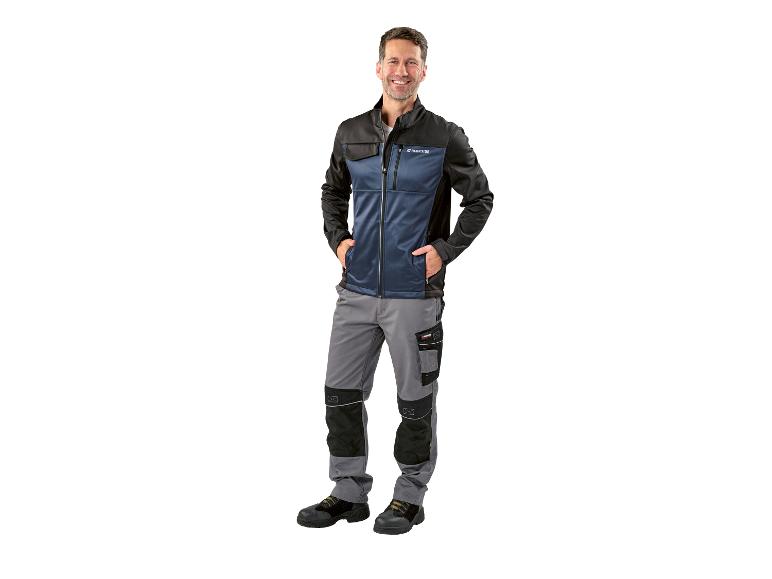 Homme portant une veste et un pantalon de travail Parkside.