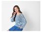 Pull en maille ajourée bleu clair et jupe en jean.