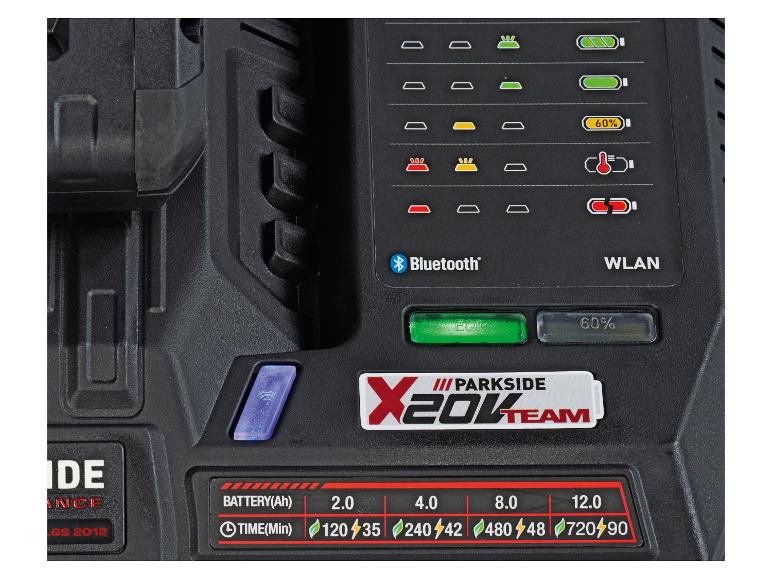 Chargeur de batterie avec affichage numérique, indicateurs d'état et tableau des temps de charge.