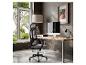 Bureau à domicile moderne avec chaise ergonomique, bureau en bois et ordinateur.