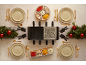 Appareil à raclette électrique sur une table de Noël décorée.