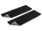 Deux tapis antidérapants noirs pour la voiture.