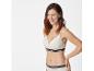 Soutien-gorge et culotte beiges avec bande colorée.