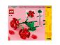 Boîte LEGO avec deux roses rouges et des feuilles.