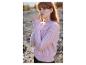 Femme portant un pull rose à motif torsadé.