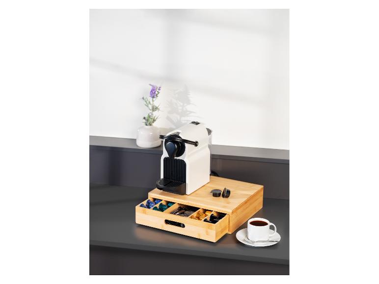 Cafetière, dosettes et rangement en bambou.