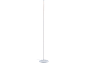 Un lampadaire moderne, mince et blanc avec éclairage LED.