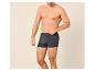 Homme en caleçon boxer gris foncé, debout sur un fond clair.