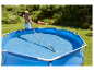 Nettoyage d'une piscine hors-sol avec un manche télescopique.