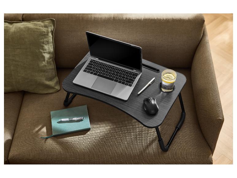 Table pour ordinateur portable LIVARNO home sur un canapé avec ordinateur, souris, stylo et verre d'eau