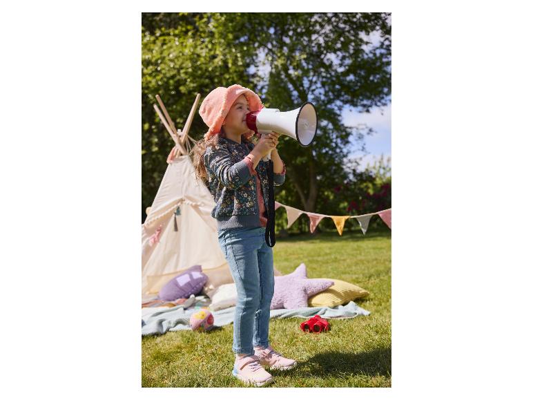 Petite fille avec un mégaphone en plein air