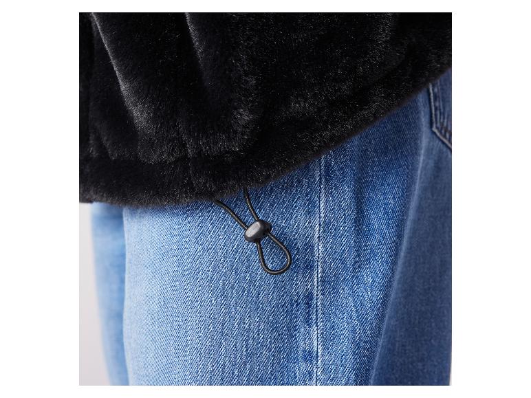 Veste en fausse fourrure noire avec jean bleu et cordon de serrage ajustable