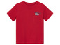 Un t-shirt rouge avec un imprimé de requin sur la poche.