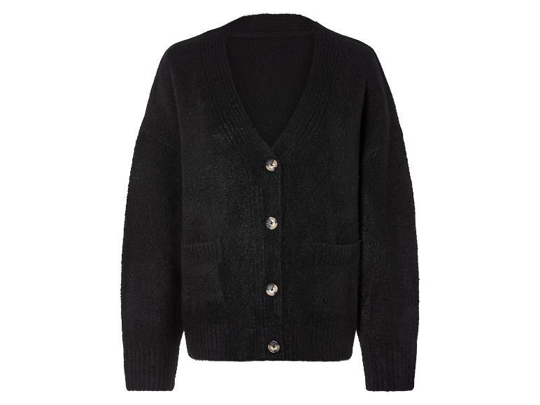 Un cardigan noir à boutons.