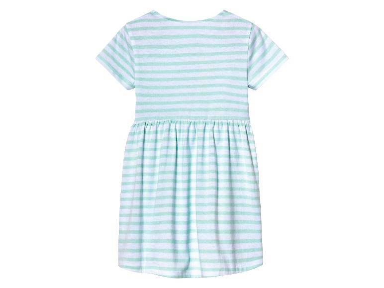 Une robe à rayures vert clair à manches courtes.