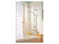 Douche, rideau de douche fraises, et baignoire.