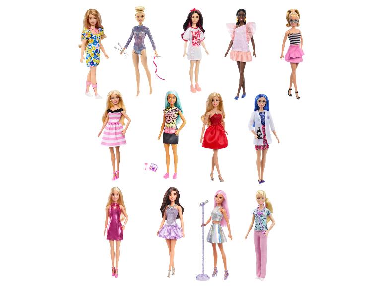 Une collection de 15 poupées Barbie dans diverses tenues et carrières.