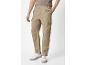 Pantalon cargo beige et baskets blanches pour homme.