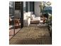Balcon avec dalles de terrasse en bois emboîtables, canapé d'extérieur et plantes.