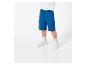 Shorts cargo bleus et baskets blanches pour enfant.