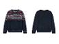 Deux pulls bleus, l'un avec un motif scandinave et l'autre avec un motif torsadé.