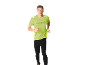 Homme en t-shirt de sport vert citron et leggings noirs, en train de courir.