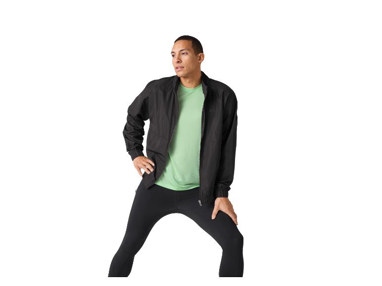 Vêtements de sport : veste et leggings noirs, t-shirt vert clair.