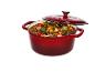 Un ragoût de viande et de légumes dans une cocotte rouge en fonte.