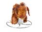 Un poulet rôti sur un support en métal.