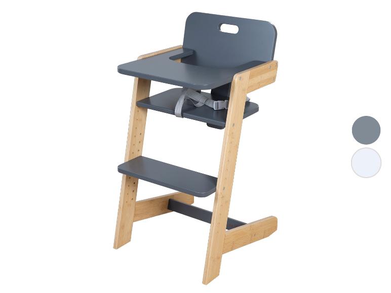 Chaise haute en bois avec siège et plateau gris, avec un harnais de sécurité.