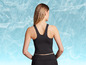 Une femme porte un soutien-gorge de sport noir et un legging.