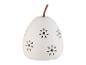 Objet décoratif en forme de poire en céramique blanche avec des motifs floraux.