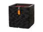 Pot carré noir avec texture nervurée horizontale et étiquette orange.