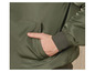 Une veste bomber verte avec une poche.