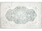 Tapis bleu clair et blanc à motifs floraux ornementés.