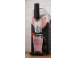 Machine à granités avec un verre de granité à la fraise, garni d'une fraise fraîche.