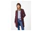 Femme en cardigan bordeaux, chemise rayée bleue et jean bleu