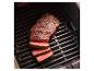 Steak tranché sur une grille noire