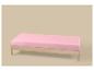 Lit simple en bois avec matelas rose sur fond beige