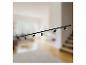 Système de spots sur rail noir BRILONER avec six spots orientables dans un salon.