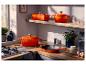 Cocotte en fonte premium SILVERCREST® de 29 cm dans une cuisine rustique.