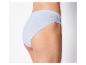 Gros plan sur une culotte femme en coton gris.
