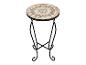Table basse ronde en mosaïque et métal noir, style méditerranéen.