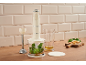 Mixeur plongeant crème avec accessoires, herbes, huile et fromage sur un comptoir en bois.