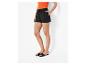 Shorts noirs à cordon et sandales plates : look décontracté et stylé.