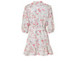 Une robe blanche à imprimé floral rose et un volant.