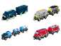 Quatre trains jouets colorés : fret bleu, charbon gris, citerne bleue et pompiers rouges.