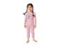 Fille en pyjama rose à manches longues avec personnages de dessins animés et motif floral.