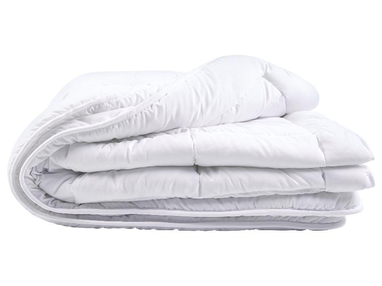 Couette ou édredon blanc plié